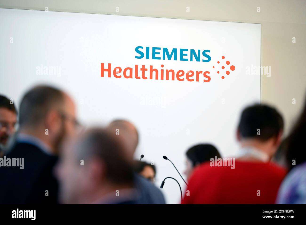 Das Logo von Siemens Healthineers beim Besuch von Bundeskanzler Olaf Scholz SPD im Werk der Siemens Healthineers AG in Erlangen. Themenbild, Symbolbild Erlangen, 08.07.2024 Bayern Deutschland *** The Siemens Healthineers logo during the visit of German Chancellor Olaf Scholz SPD to the Siemens Healthineers AG plant in Erlangen Theme image, symbolic image Erlangen, 08 07 2024 Bavaria Germany Copyright: xDwixAnoraganingrumx Stock Photo