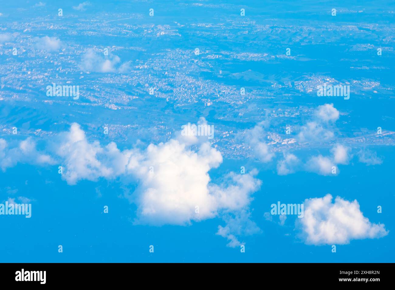 Airplane flying over bustling hi-res stock photography and images - Alamy