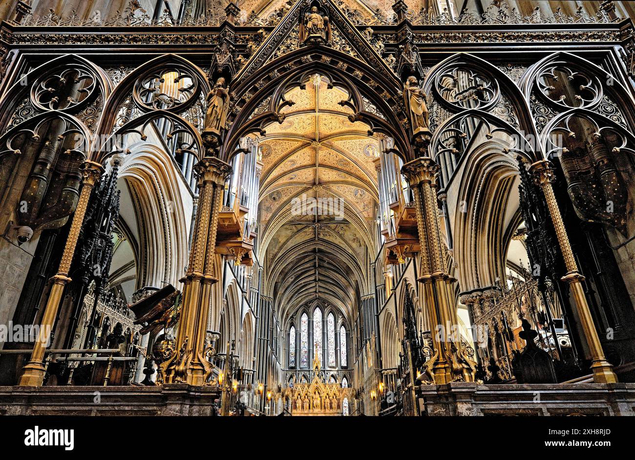 Worcester Cathedral, England. Looking east through the Rood screen and Choir to the High Altar Stock Photo