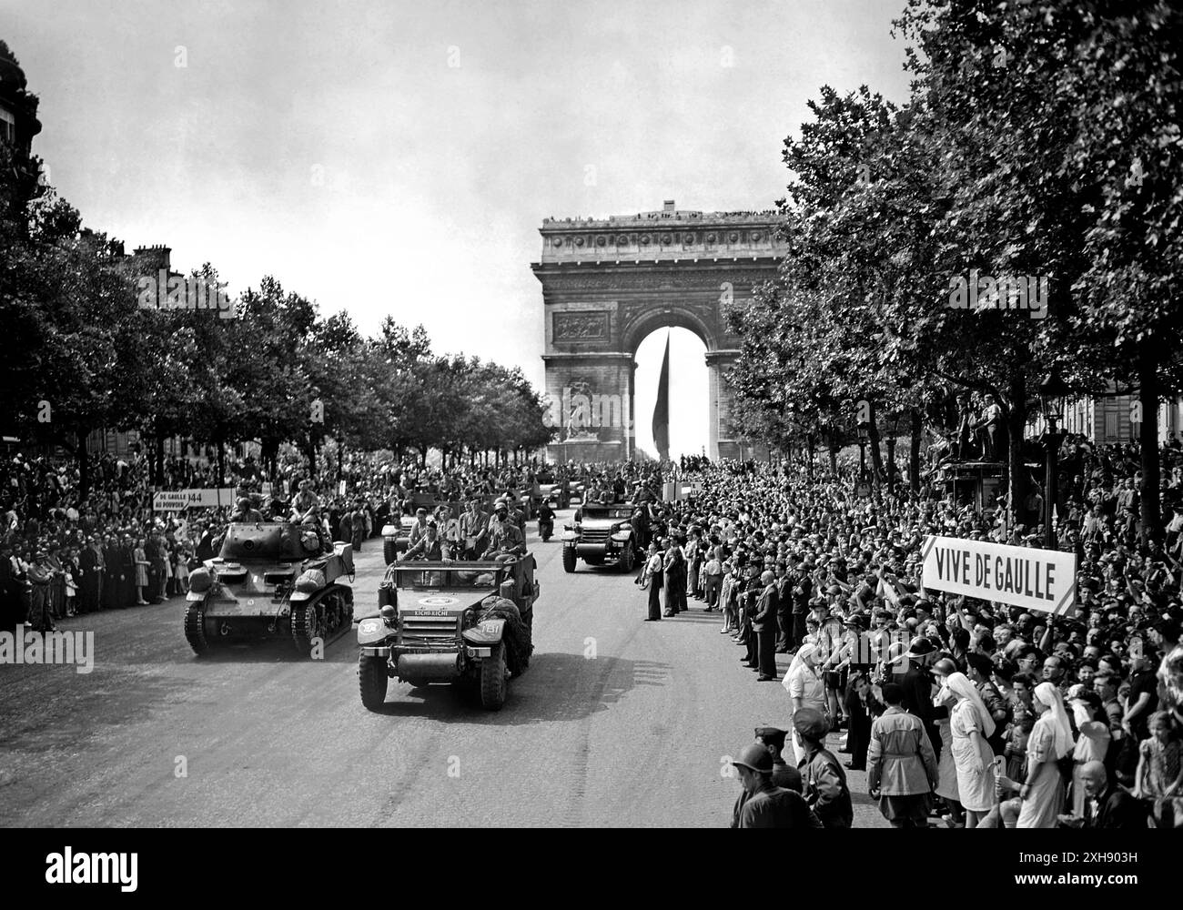 Photo soldat allemand devant Arc de Triomphe Paris (1940-44) Photo soldat allemand devant Arc de Triomphe Paris (1940-44)