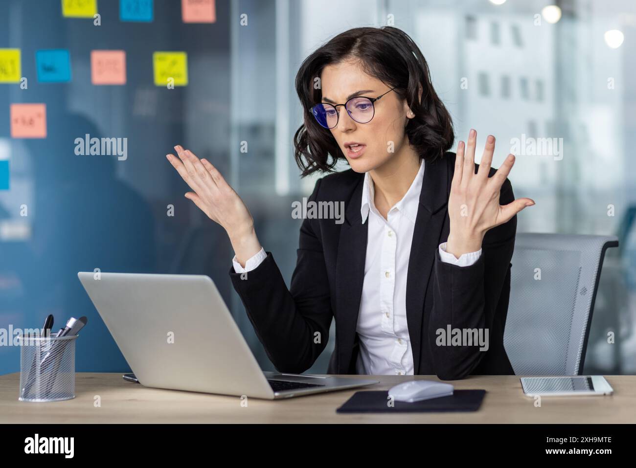 Angry business woman expressing hi-res stock photography and images - Alamy
