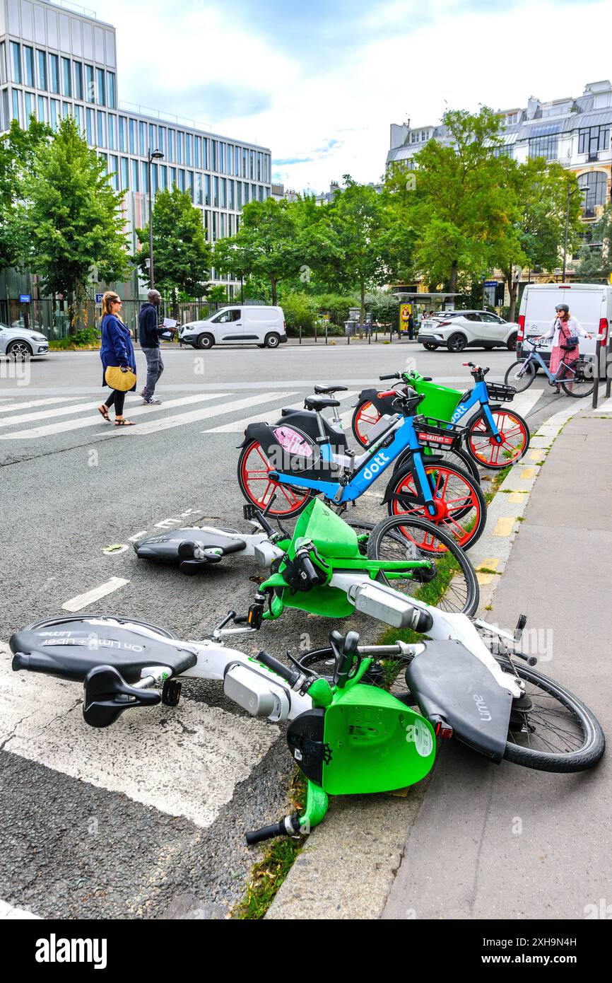 Knocked-over Uber-Lime electric hire bicycles - Montparnasse-Raspail, Paris 75014, France. Stock Photo
