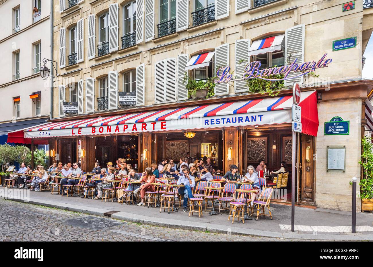 Clients on the terrace of 'Le Bonaparte' café restaurant on the corner of rue Bonaparte and rue Guillaume Appolinaire, Paris 75006, France. Stock Photo