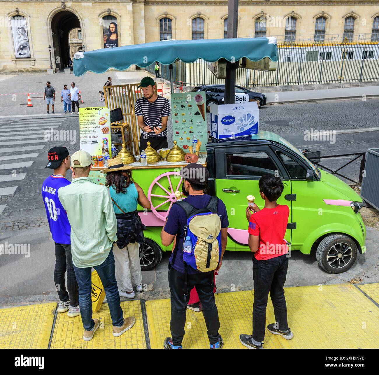 Ice-cream seller in front of the Louvre Museum, Paris 75001, France. Stock Photo