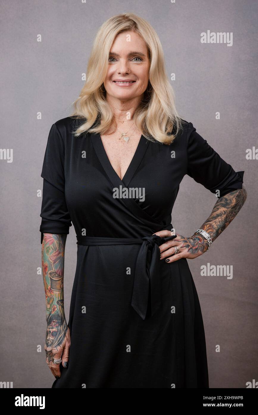 Tomni jamoat transportida tomosha qilish videolari