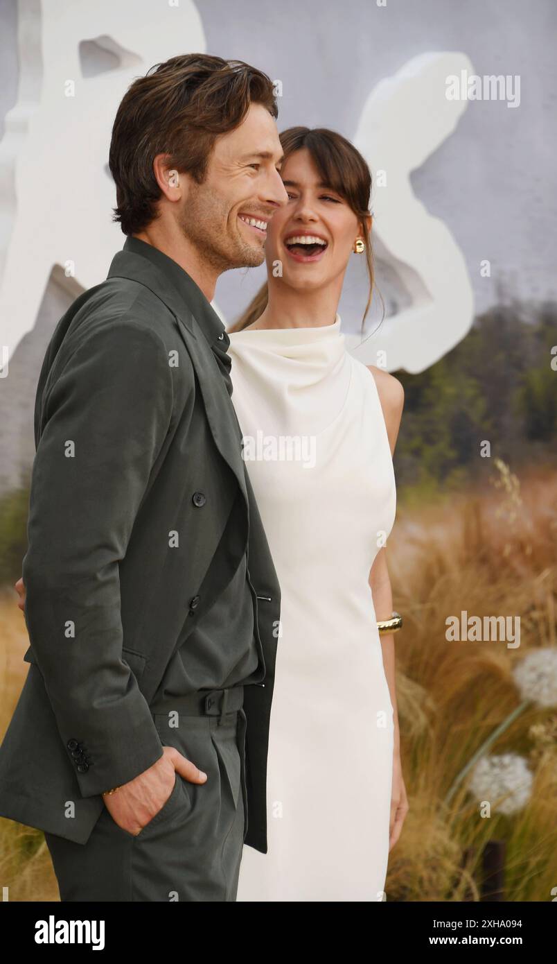 LOS ANGELES, CALIFORNIA - JULY 11: (L-R) Glen Powell and Daisy Edgar