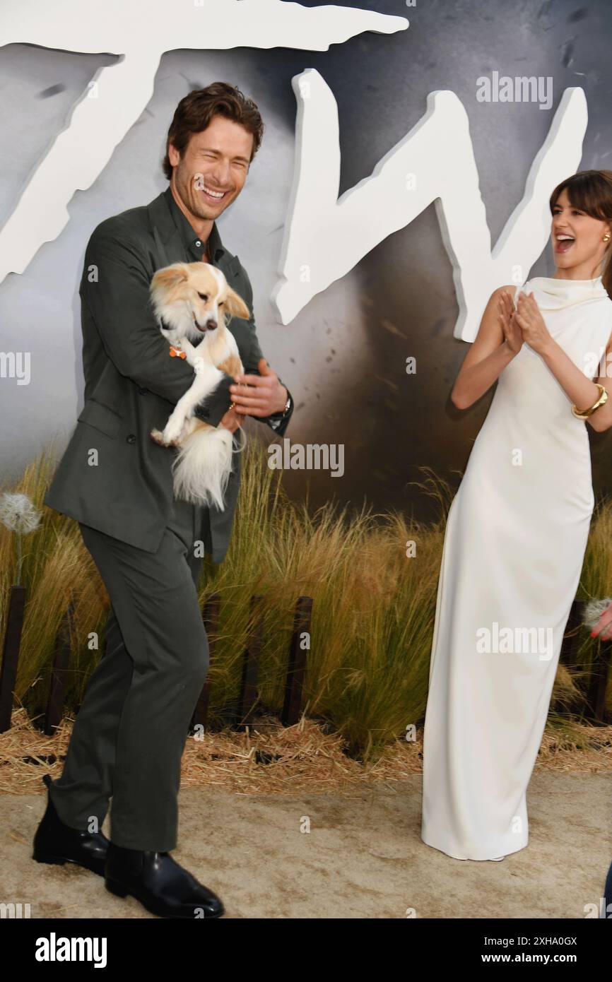 LOS ANGELES, CALIFORNIA - JULY 11: (L-R) Glen Powell and Daisy Edgar