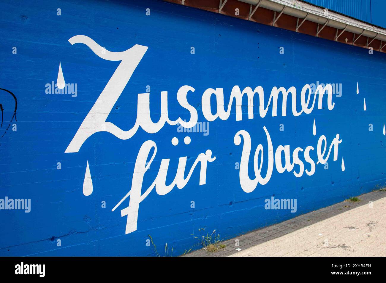 Zusammen für Wasser. Mural graffiti on a wall near St. Pauli Landungsbrücken in Hamburg, Germany Stock Photo