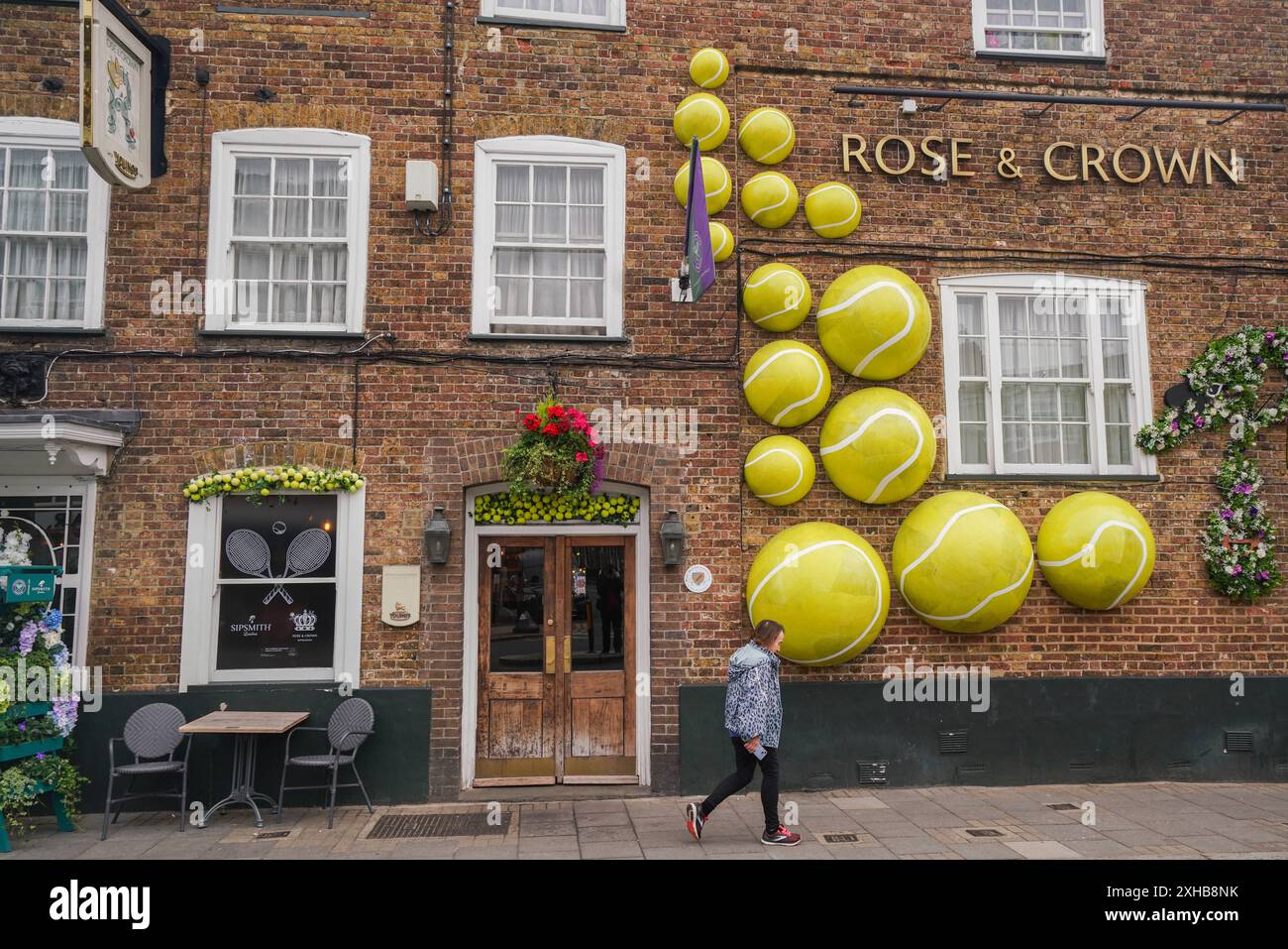 The rose and crown wimbledon hi-res stock photography and images - Alamy