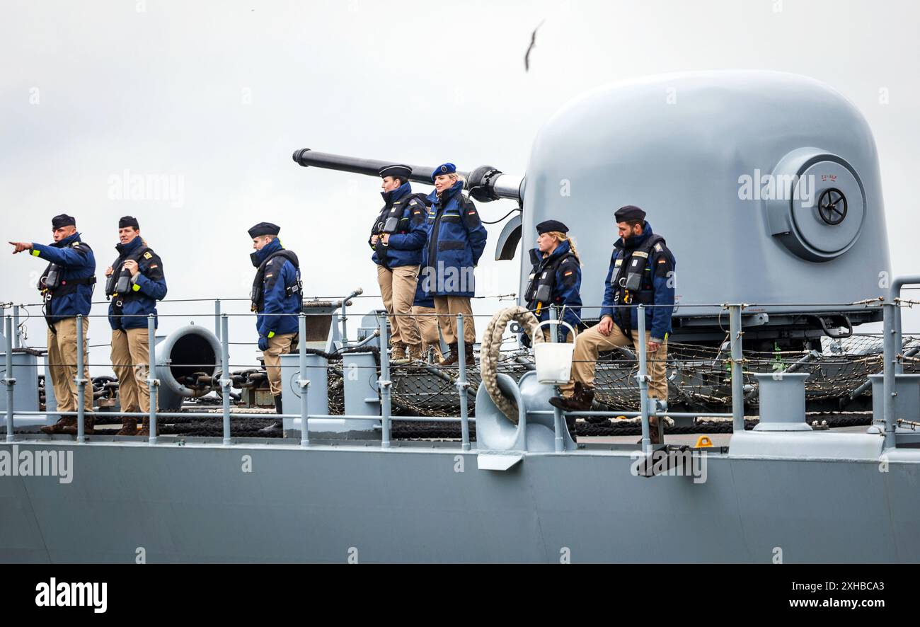 Frigate f215 hi-res stock photography and images - Alamy