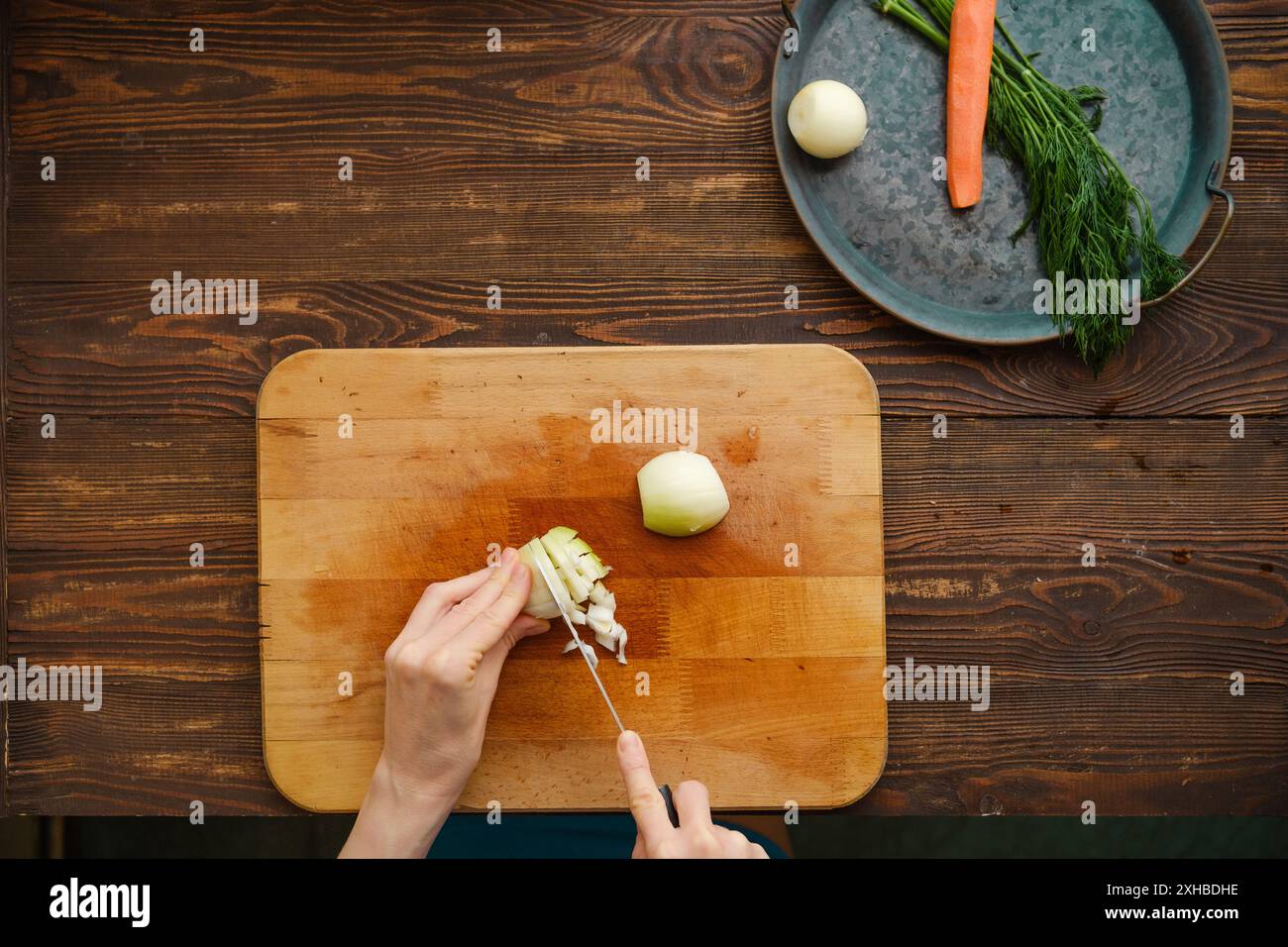 Top view peeled onion hi-res stock photography and images - Alamy