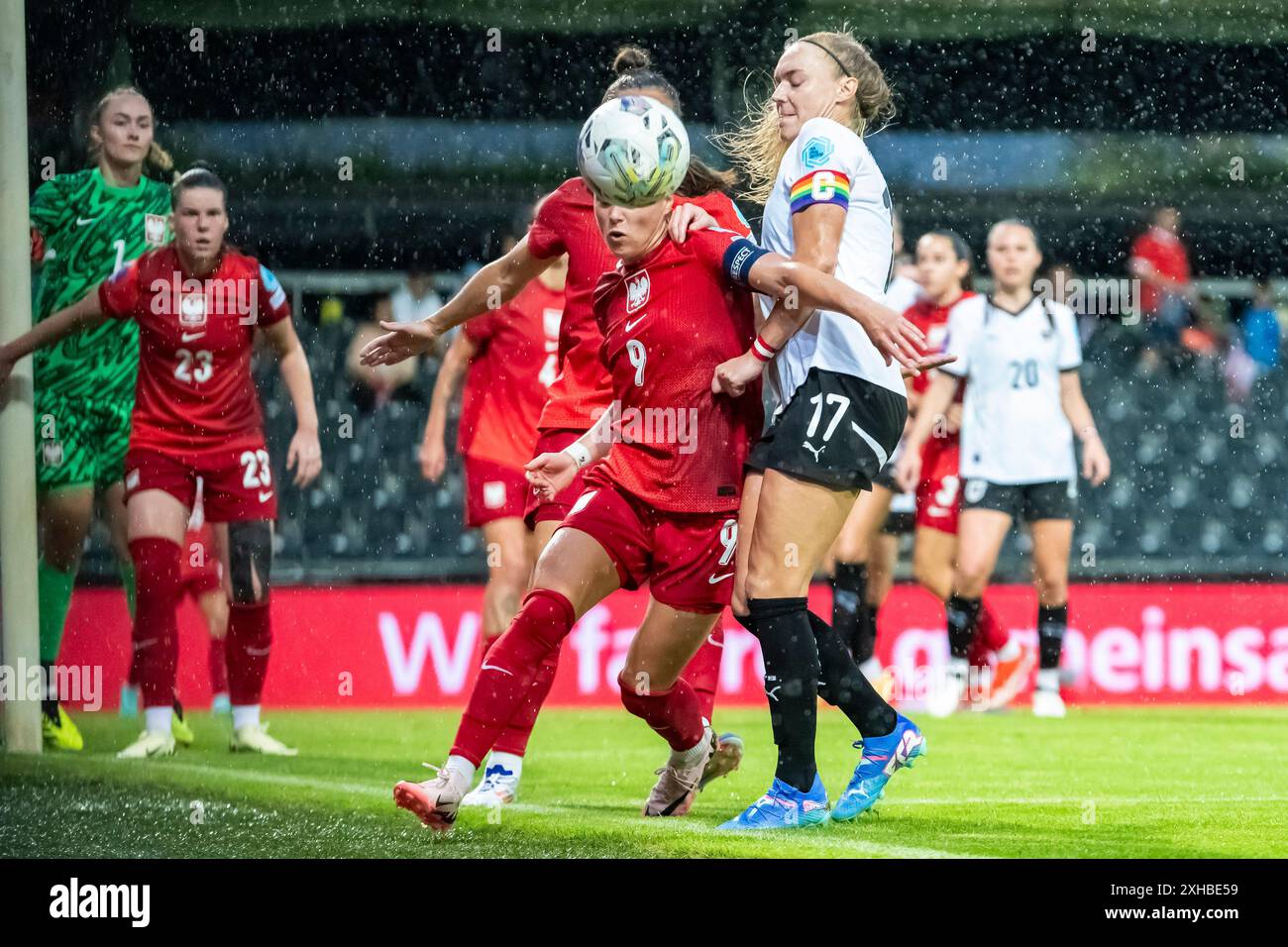 Ewa Pajor (9, C, Polen) klaert vor Sarah Puntigam (17, C, Oesterreich