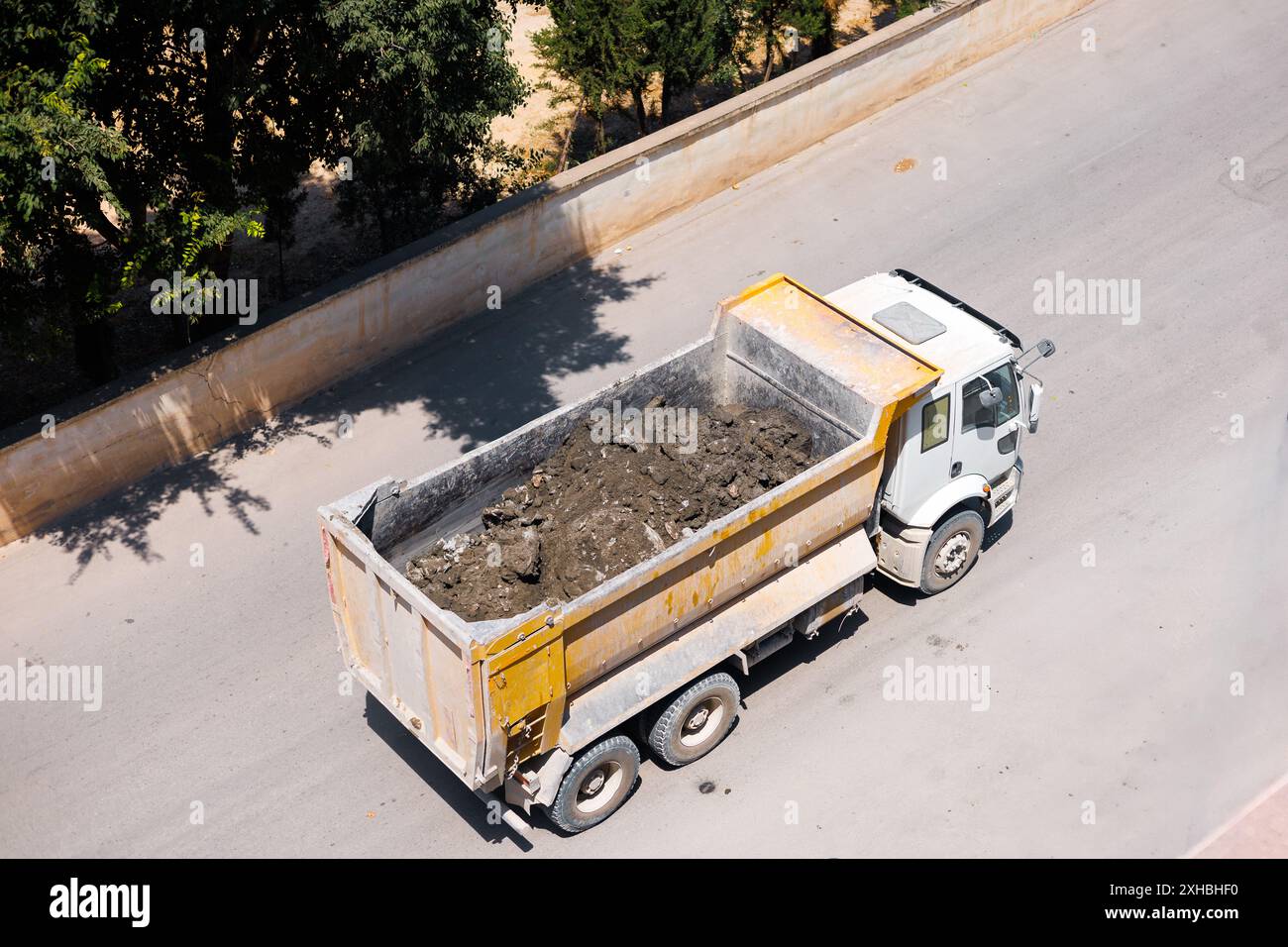 Top view yellow dump truck hi-res stock photography and images - Alamy