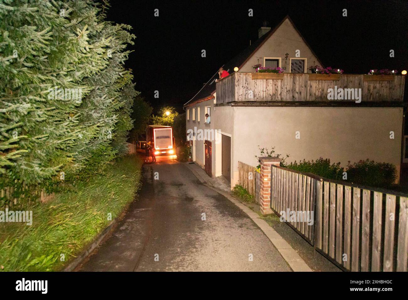 240713Bergung News ID: EN 2024-07-13 Umleitung durch Baustelle LKW verkeilt sich in Wohnsiedlung und Bergungsdienst muss Gliederzug bergen Hohndorf. Derzeit strapazieren zahlreiche Straßensperrungen und Baustellen die Nerven der Verkehrsteilnehmer. Betroffen von einer Baustellensperrung ist derzeit auch die Bundesstraße 174 in Hohndorf. Gerade LKW Fahrer müssen hier eine weitreichende, ausgeschilderte Umleitung in Kauf nehmen. Einem LKW Fahrer aus Tschechien wurde die Baustelle am Freitagabend gegen 19 Uhr zum Verhängnis. Dieser folgte nicht der ausgeschilderten Umleitungsstrecke, sondern er u Stock Photo