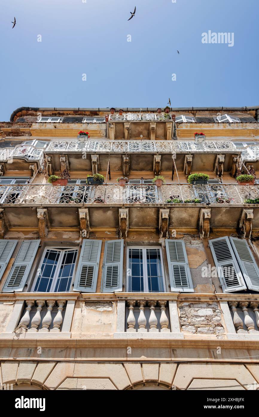 Balkone an einer Hausfassade in Kerkyra auf Korfu Stock Photo