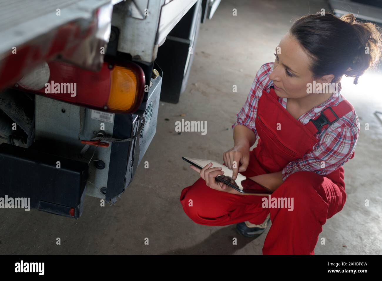 heavy goods vehicle mechanic using tablet Stock Photo