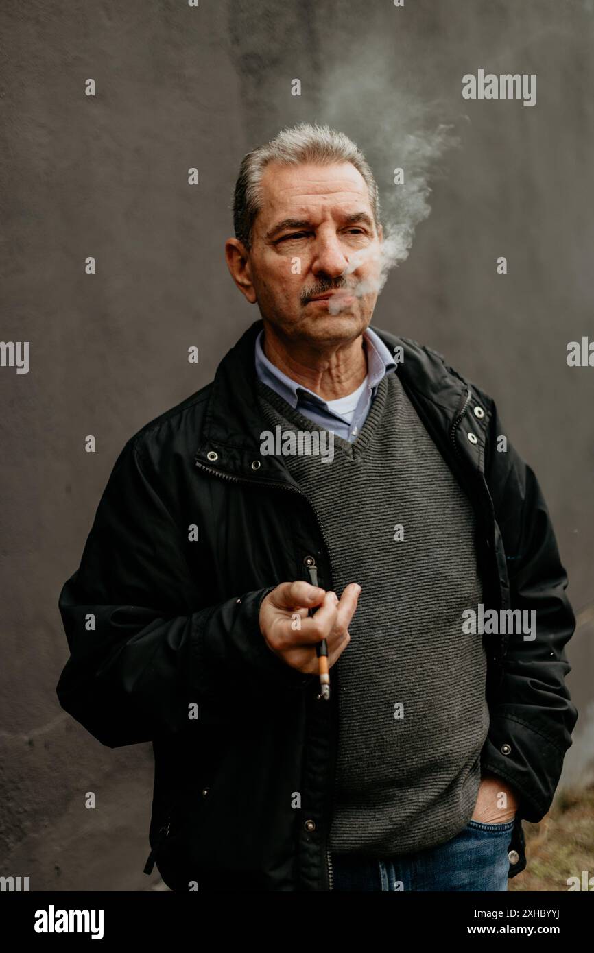 Older gray hair man hi-res stock photography and images - Alamy