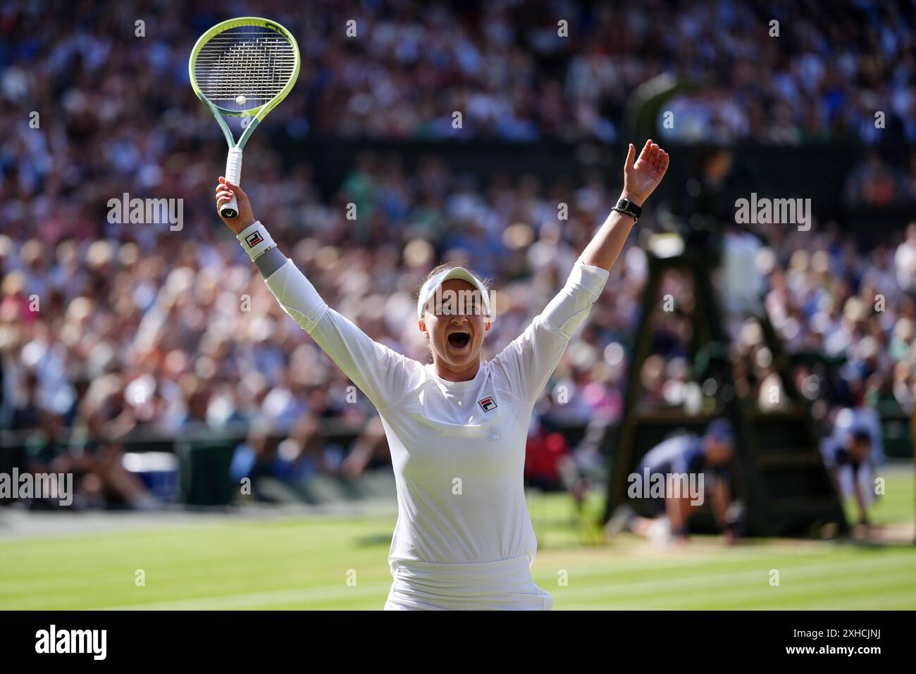 Barbora Krejcikova celebrates her victory over Jasmine Paolini (not