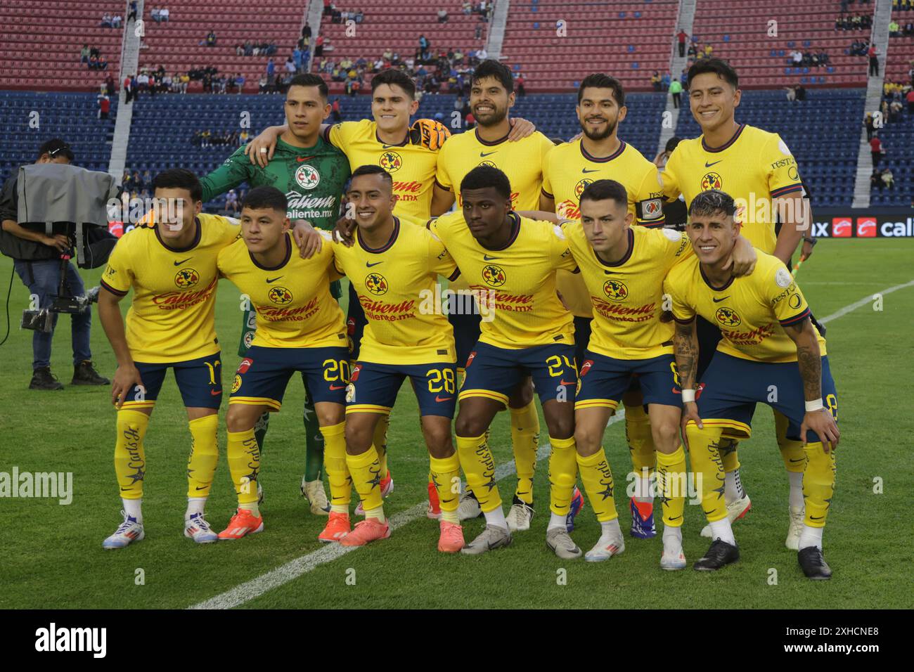 Нудист жағажайындағы бонерлер Орыс жұлдыздары қатысқан фильмдердегі секс көріністерінің жинағы