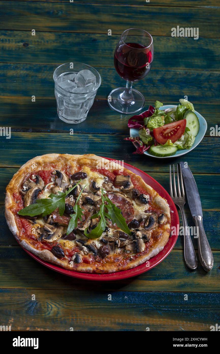 Pizza mit Salat Stock Photo - Alamy