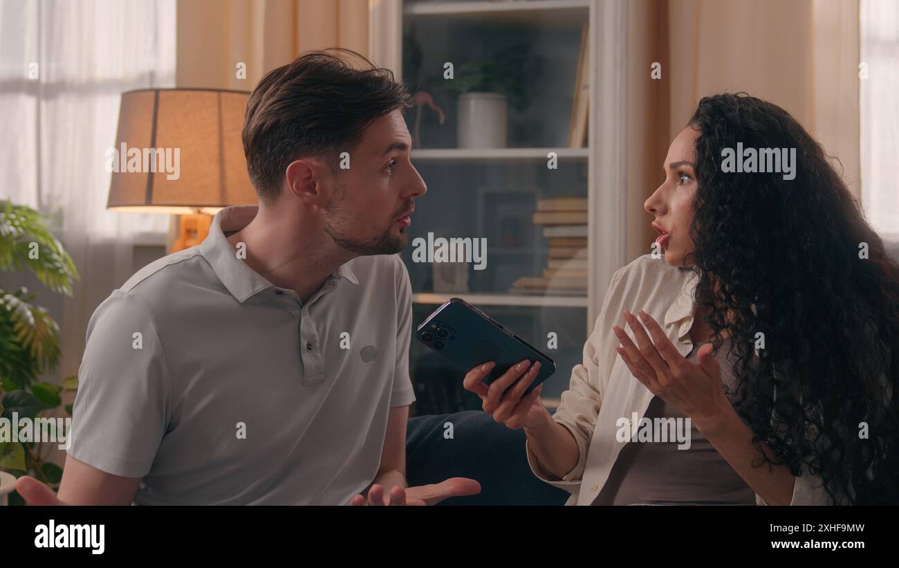 Man woman arguing phone hi-res stock photography and images - Alamy