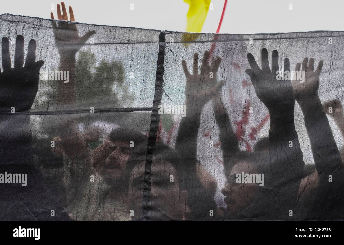 Kashmiri Shiite Muslims hold a Palestinian flag and shout anti-Israel ...