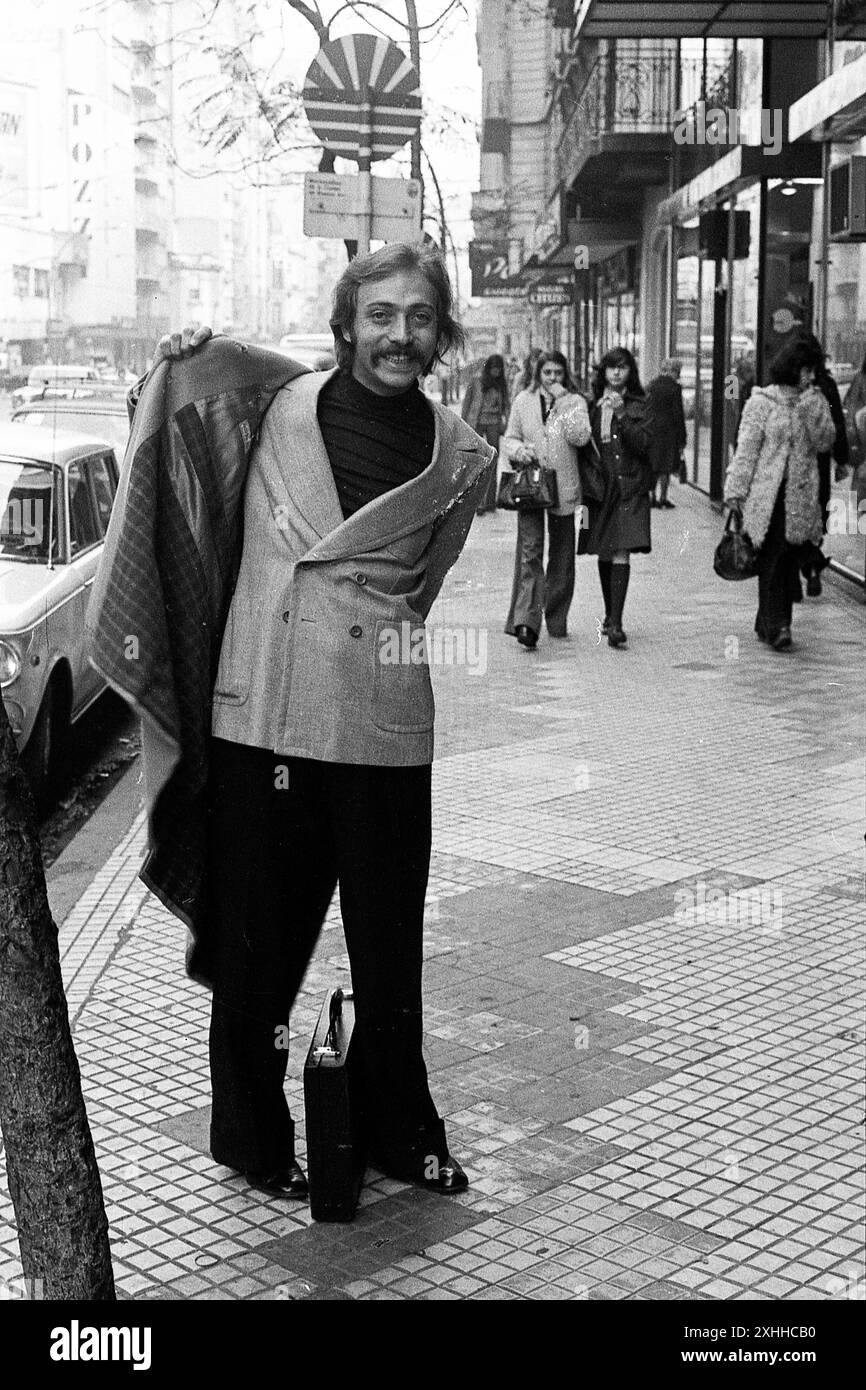 Argentine actor Luis Brandoni arrives at the Teatro Regina (Santa Fe 1235) for an interview, Buenos Aires, Argentina, July 29th, 1975. Stock Photo