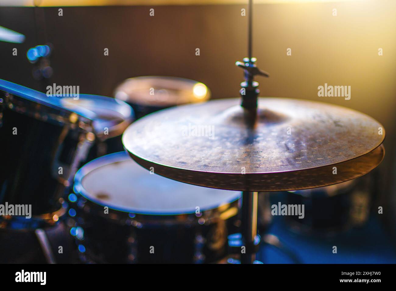 Shiny cymbals drum hi-res stock photography and images - Alamy