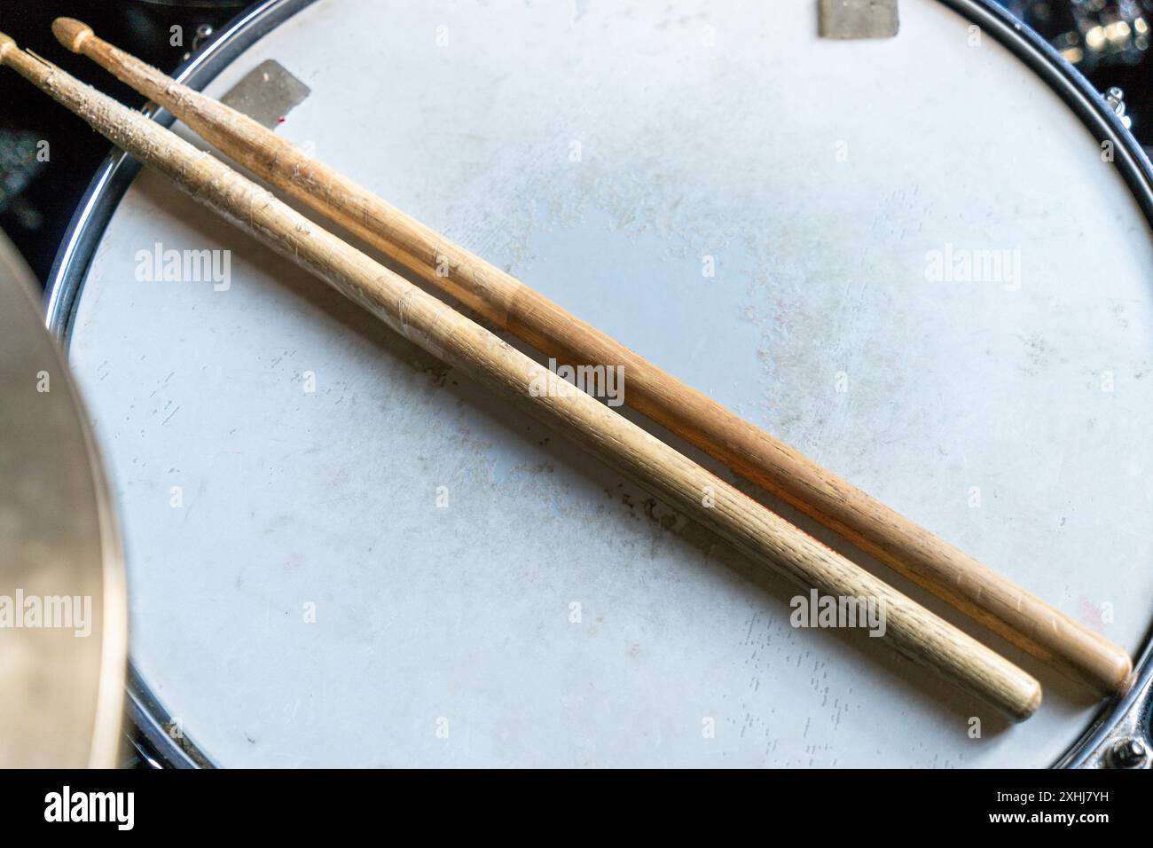 Two worn drumsticks resting on snare drum, close up top view Stock ...