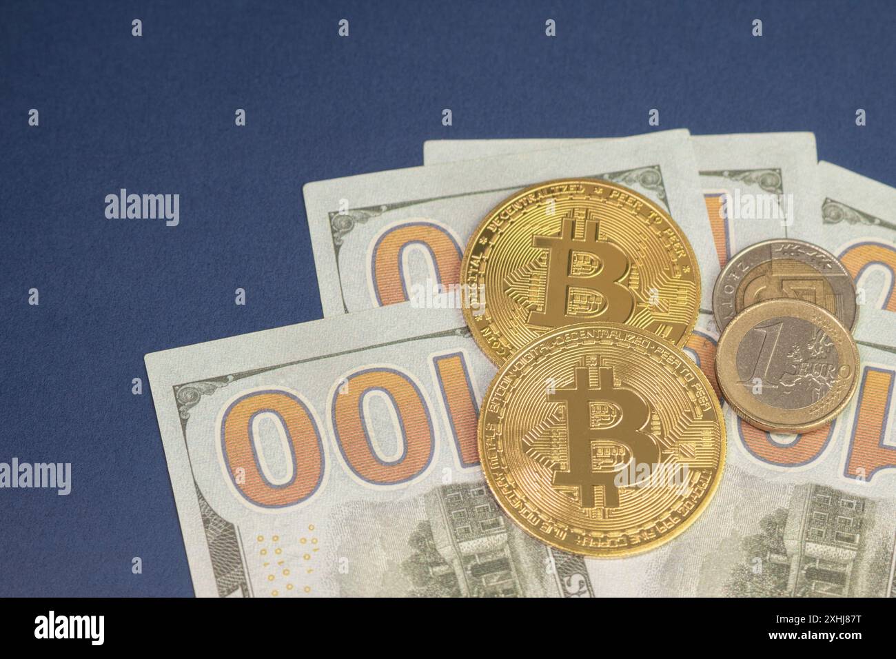 Us bills gold hi-res stock photography and images - Alamy