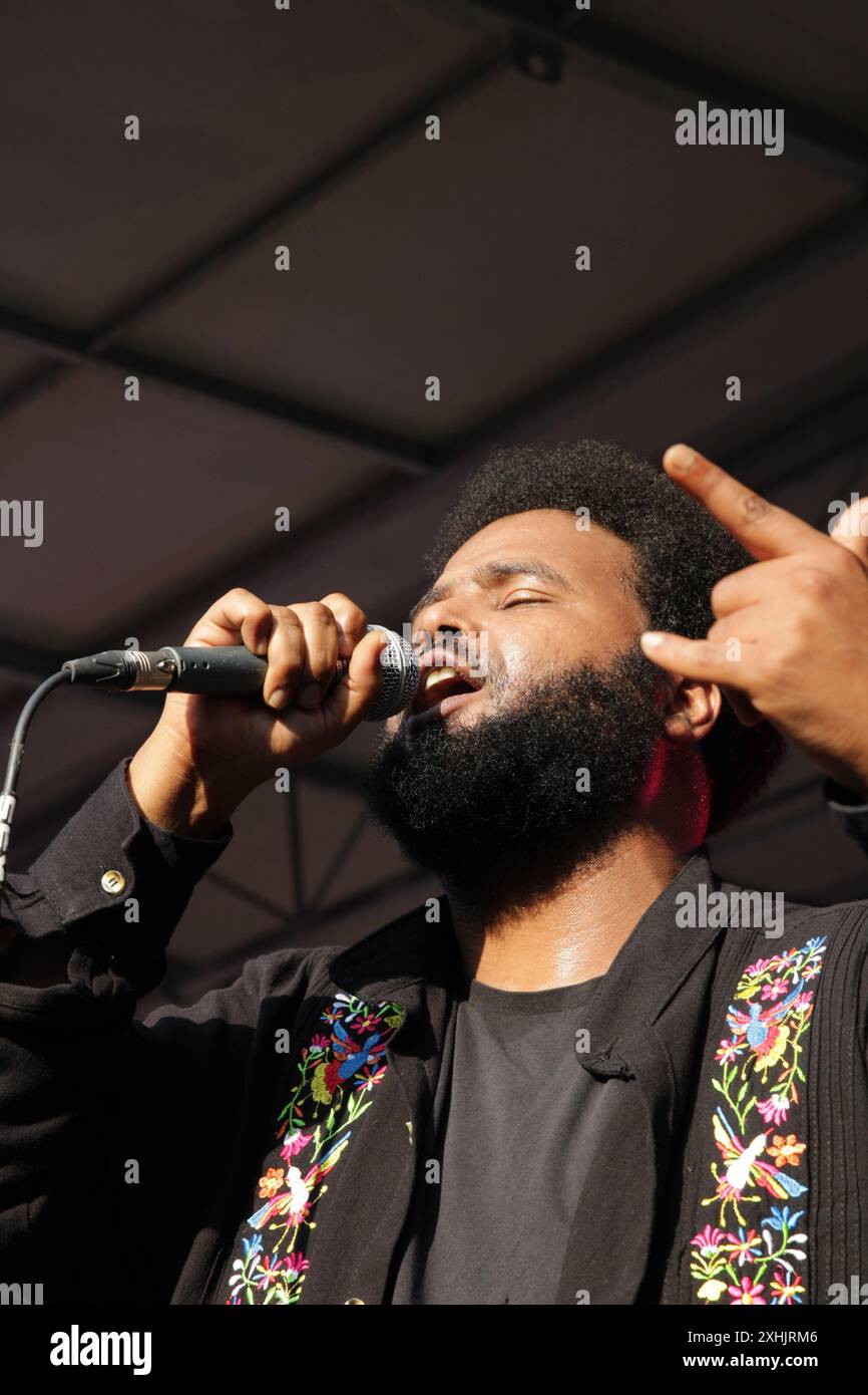 Black singer performing Stock Photo - Alamy