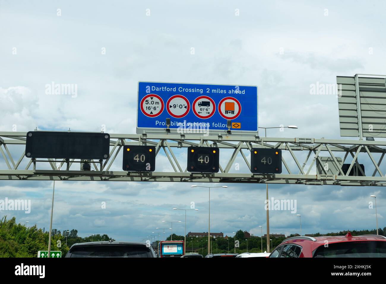 Queues of traffic on the M25 motorway heading towards the Dartford Tunnel in Kent, UK. Congestion. Temporary 40mph speed limit. Dartford Crossing sign Stock Photo