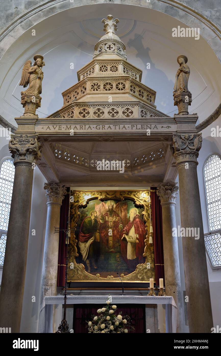 Croatia, Dalmatia, Korcula Island, Korcula Town, St. Mark's Cathedral, ciborium with the altarpiece representing Saints Mark, Jerome and Bartholomew i Stock Photo