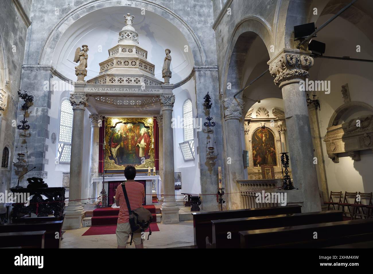 Croatia, Dalmatia, Korcula Island, Korcula Town, St. Mark's Cathedral, ciborium with the altarpiece representing Saints Mark, Jerome and Bartholomew i Stock Photo