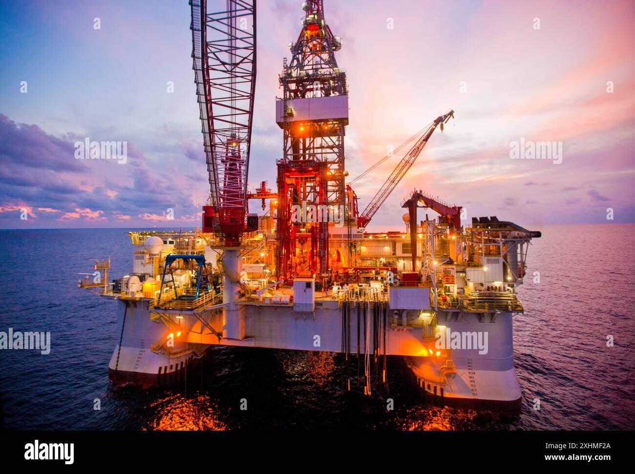 Drilling rig in gulf hi-res stock photography and images - Alamy