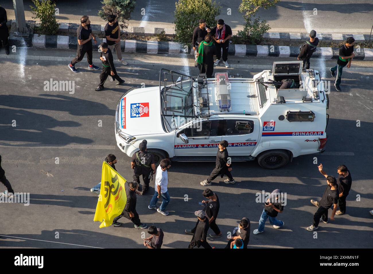 indian-armoured-vehicle-patrol-the-street-as-kashmiri-shiite-muslims