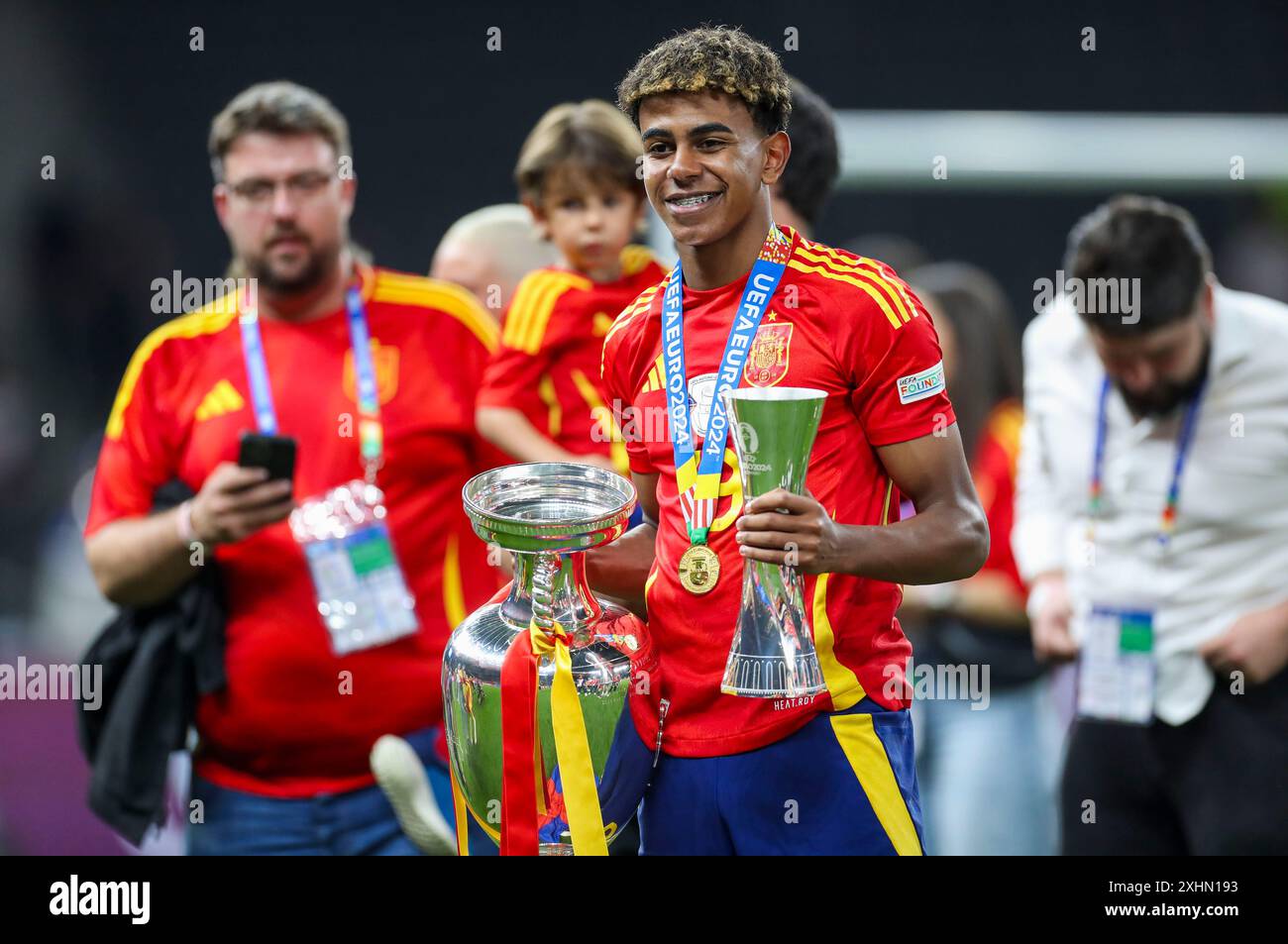 Lamine yamal euro 2024 trophy hi-res stock photography and images - Alamy
