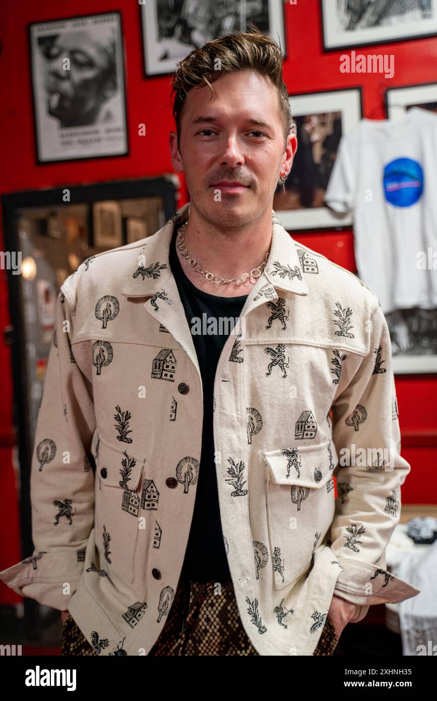 Sam palladio hi-res stock photography and images - Page 2 - Alamy, image size:867x1390