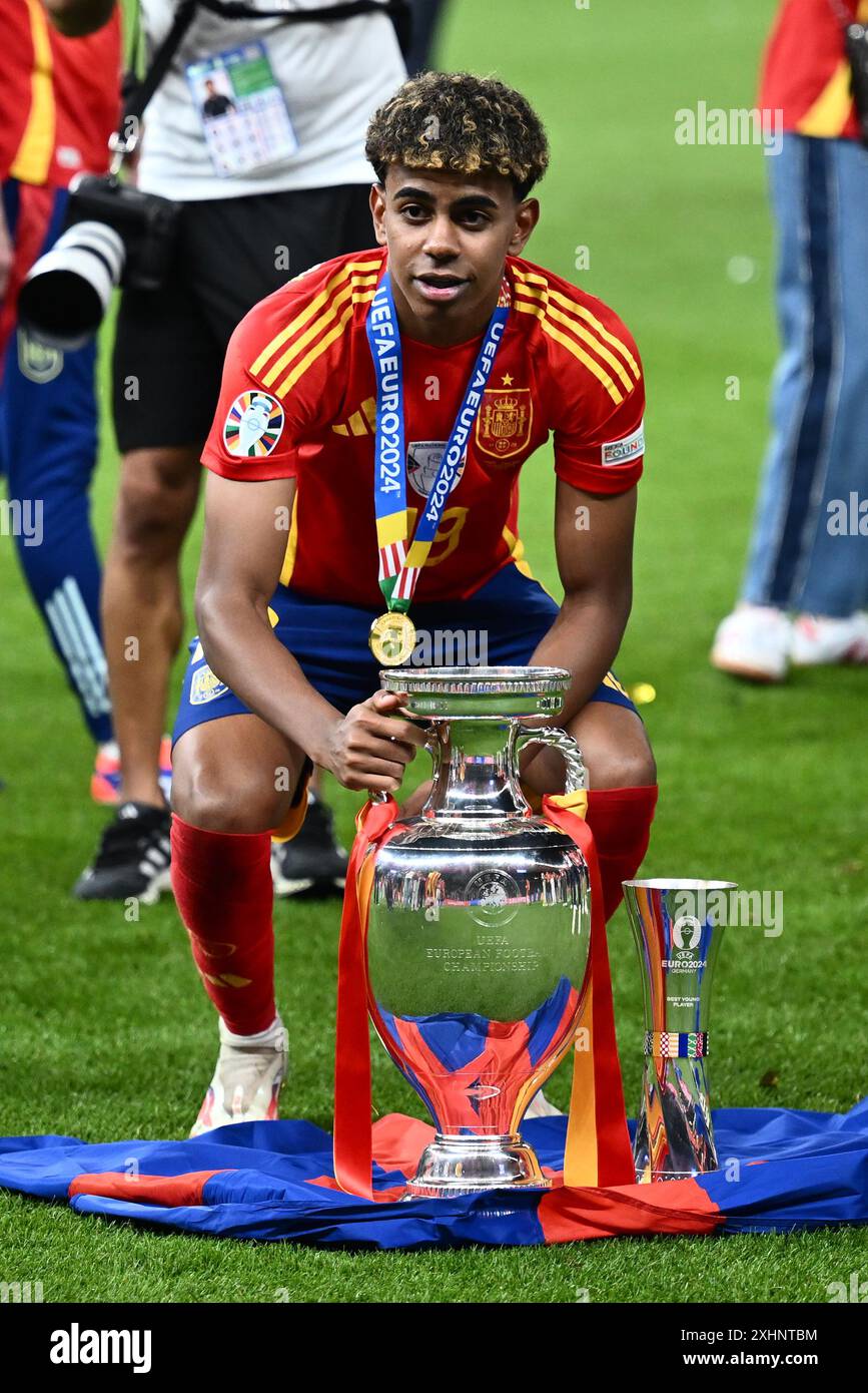 BERLIN GERMANY JULY 14 Lamine Yamal Of Spain Celebrates With The 