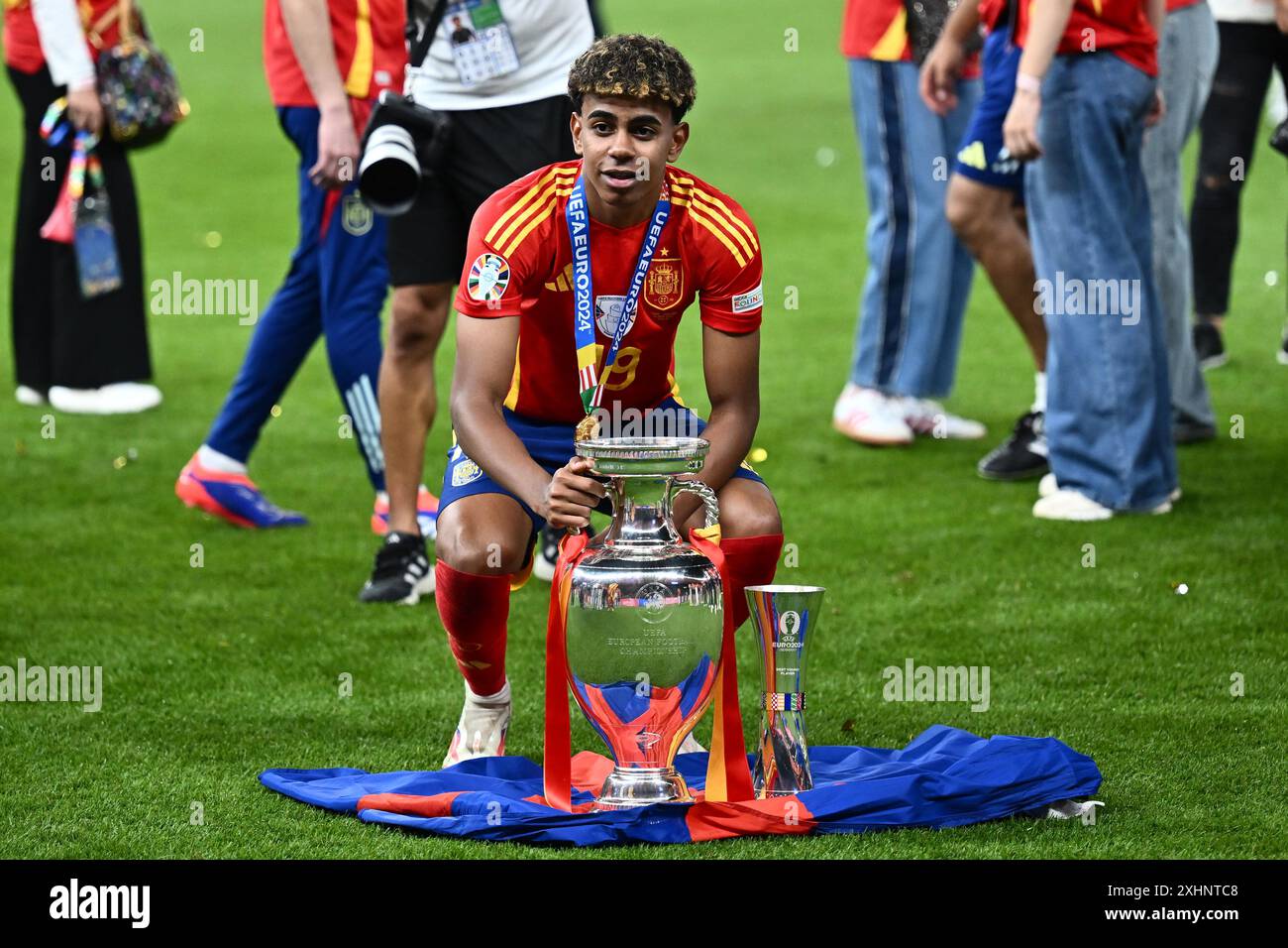 BERLIN GERMANY JULY 14 Lamine Yamal Of Spain Celebrates With The 
