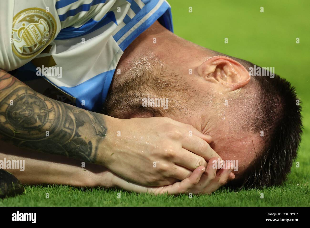 Celebration with messi hi-res stock photography and images - Page 13 - Alamy, image size:1300x956