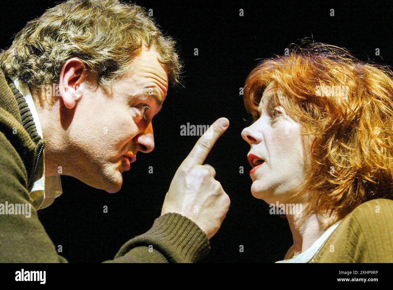 Hugh Bonneville (Martin Phillips), Siobhan Redmond (Charlotte Gardner) in US AND THEM by Tamsin Oglesby at the Hampstead Theatre, London NW3  28/05/2003  design: Matthew Wright  lighting: Jason Taylor  director: Jennie Darnell Stock Photo