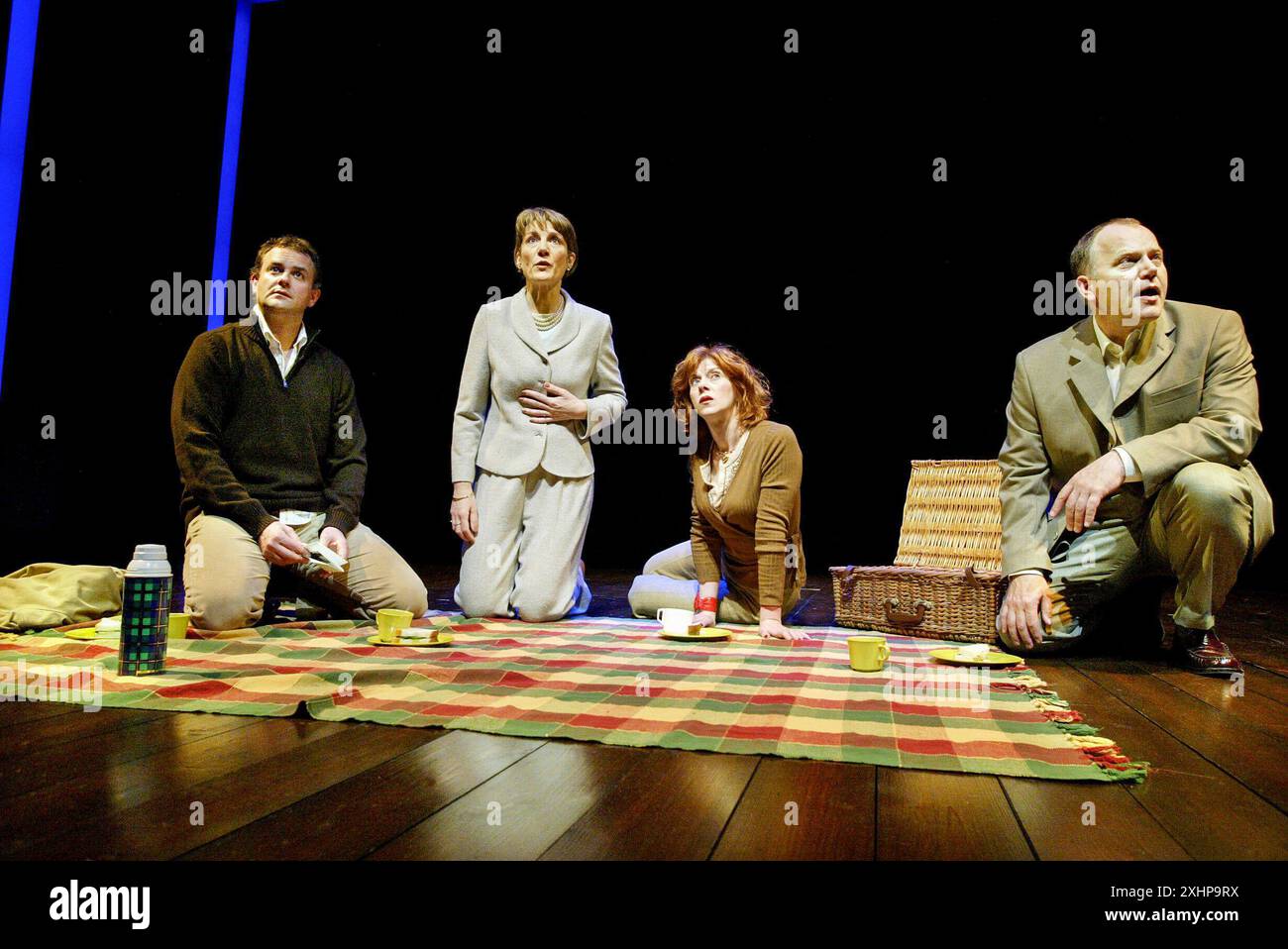 l-r: Hugh Bonneville (Martin Phillips), Harriet Walter (Lori Marshall), Siobhan Redmond (Charlotte Gardner), Matthew Marsh (Ed Marshall) in US AND THEM by Tamsin Oglesby at the Hampstead Theatre, London NW3  28/05/2003  design: Matthew Wright  lighting: Jason Taylor  director: Jennie Darnell Stock Photo