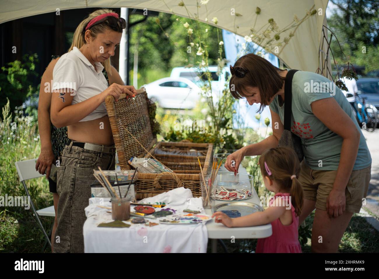 Art crafts show children hi-res stock photography and images - Alamy