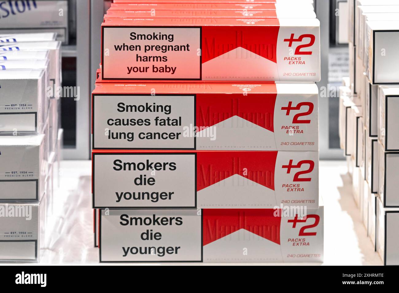 Marlboro brand cigarettes brand hi-res stock photography and Marlboro brand cigarettes brand hi-res stock photography and