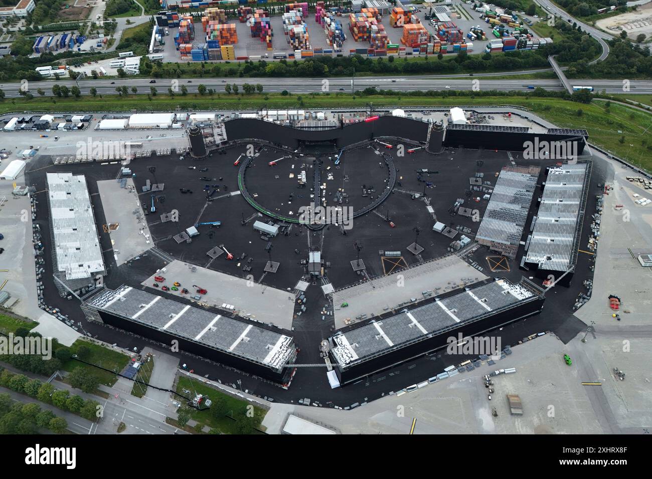 Aufbau einer riesigen Open Air Arena fuer die Europa Konzerte von Adele im August Auf dem