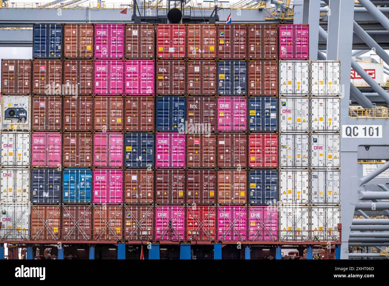 Container, gestapelt auf einem Frachter, Seehafen von Rotterdam ...