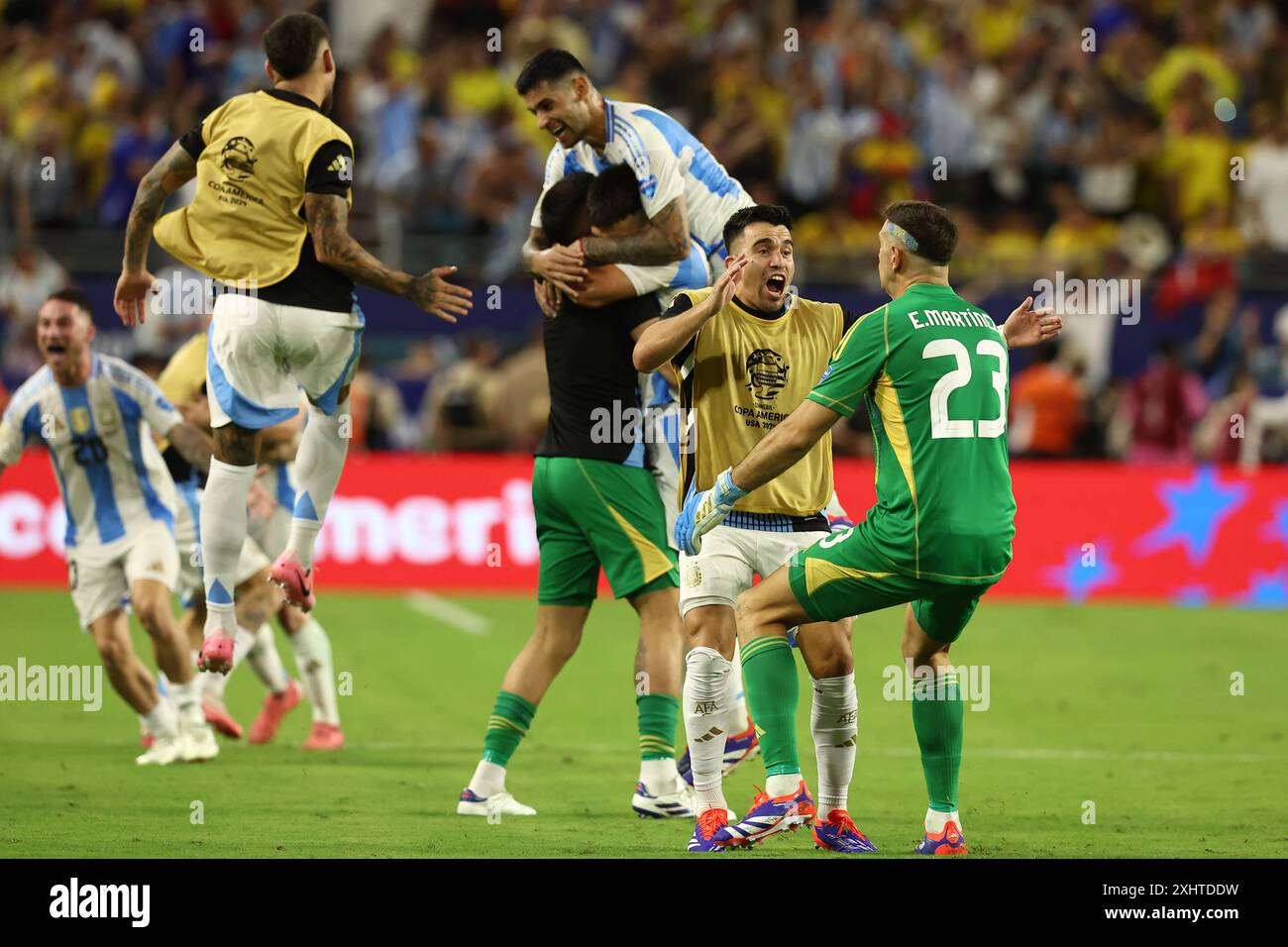 Argentinas footballers celebrate after defeating 1 0 to Colombia and