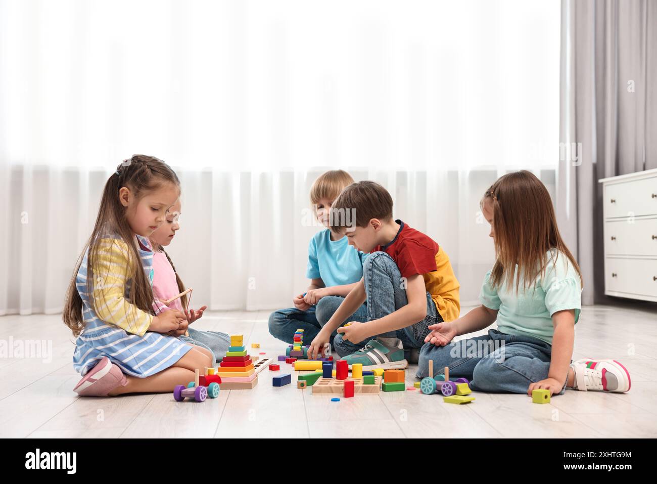 Group Of Children Playing Together On Floor Indoors Stock Photo Alamy group-of-children-playing-together-on-floor-indoors-stock-photo-alamy