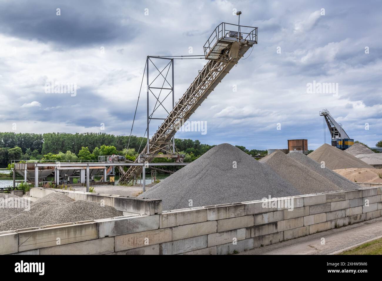 Gravel plant hi-res stock photography and images - Alamy